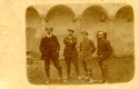 [Latino Barilli, Daniele de Strobel, Renato Brozzi, Amedeo Bocchi nel cortile del Castello di Torrechiara : Torrechiara : 1911